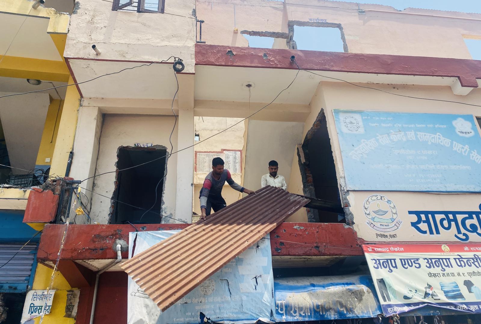 पोखरामा अतिक्रमित संरचना धमाधम खाली गरिँदै