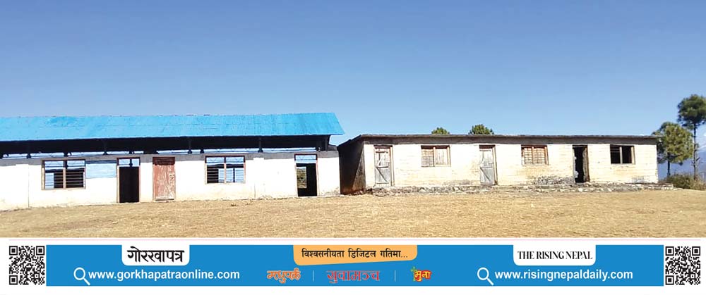 गाउँसँगै विद्यालय पनि रित्तिँदै