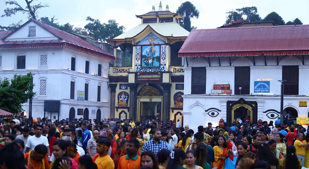 साउनको पहिलो सोमबारः पशुपतिमा बिहानैदेखि भक्तजनको भीड