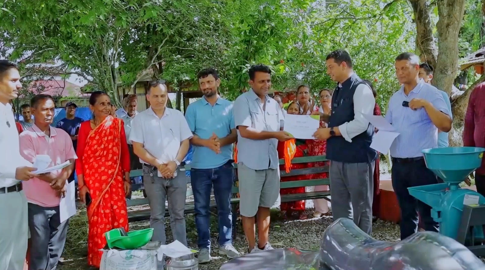 दूध दुहुने प्रतियोगितात्मक ‘रियालिटी शो’ को विजेता बने पाठक